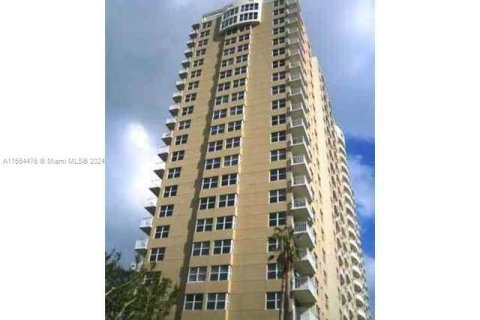 Condo in Miami, Florida, 2 bedrooms  № 1811149 - photo 5