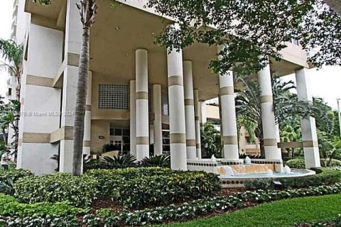 Condo in Miami, Florida, 2 bedrooms  № 1811149 - photo 9