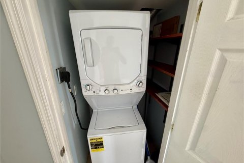 Townhouse in Saint Petersburg, Florida 2 bedrooms, 94.95 sq.m. № 1846558 - photo 13