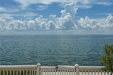 Townhouse in Saint Petersburg, Florida 2 bedrooms, 94.95 sq.m. № 1846558 - photo 2