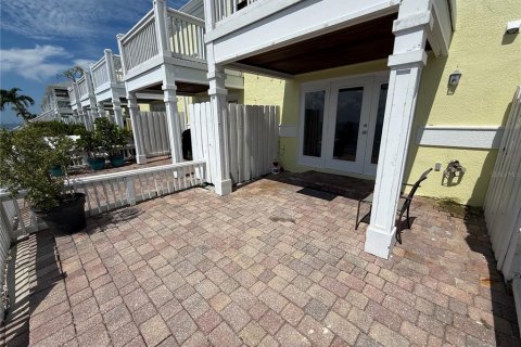 Townhouse in Saint Petersburg, Florida 2 bedrooms, 94.95 sq.m. № 1846558 - photo 14