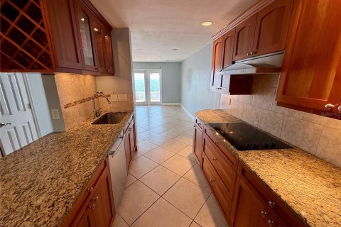 Townhouse in Saint Petersburg, Florida 2 bedrooms, 94.95 sq.m. № 1846558 - photo 3