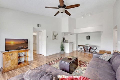 Condo in Royal Palm Beach, Florida, 4 bedrooms № 2252392 - photo 7