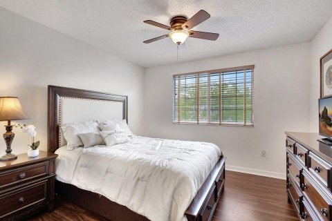 Condo in Royal Palm Beach, Florida, 4 bedrooms № 2252392 - photo 11