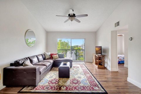 Condo in Royal Palm Beach, Florida, 4 bedrooms № 2252392 - photo 2