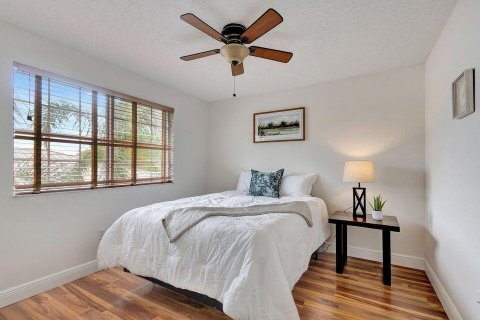 Condo in Royal Palm Beach, Florida, 4 bedrooms № 2252392 - photo 16