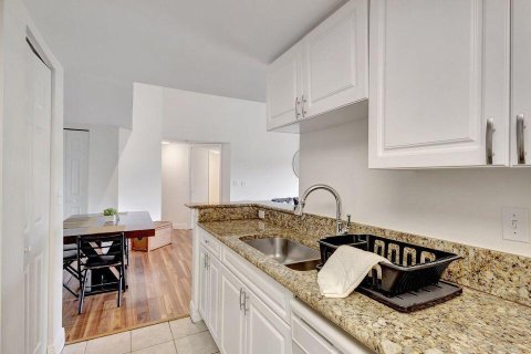 Condo in Royal Palm Beach, Florida, 4 bedrooms № 2252392 - photo 8