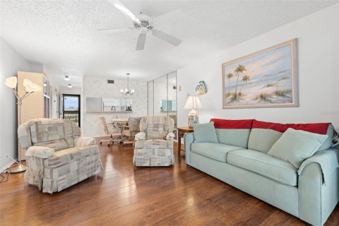 Condo in New Port Richey, Florida, 2 bedrooms  № 1744140 - photo 5