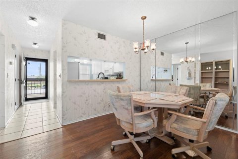 Condo in New Port Richey, Florida, 2 bedrooms  № 1744140 - photo 7