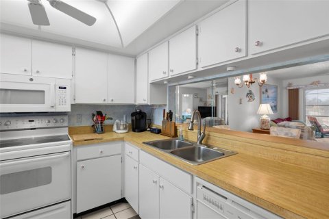 Condo in New Port Richey, Florida, 2 bedrooms  № 1744140 - photo 9