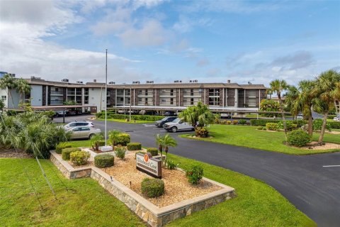 Condo in New Port Richey, Florida, 2 bedrooms  № 1744140 - photo 2
