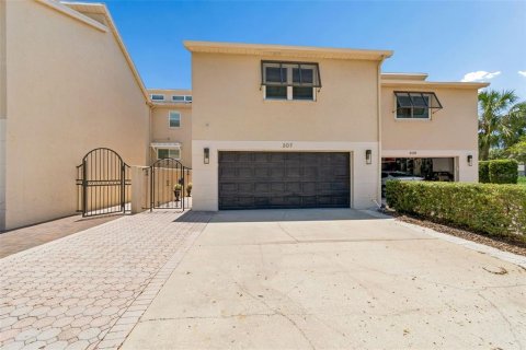 Townhouse in Saint Petersburg, Florida 4 bedrooms, 275.92 sq.m. № 2112317 - photo 3