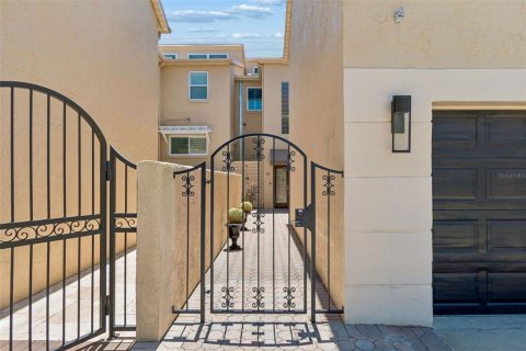 Townhouse in Saint Petersburg, Florida 4 bedrooms, 275.92 sq.m. № 2112317 - photo 4