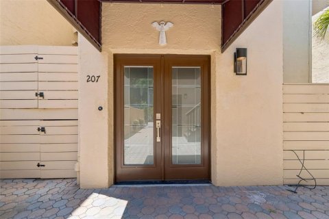 Townhouse in Saint Petersburg, Florida 4 bedrooms, 275.92 sq.m. № 2112317 - photo 7