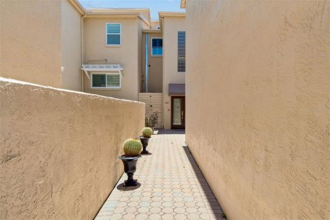 Townhouse in Saint Petersburg, Florida 4 bedrooms, 275.92 sq.m. № 2112317 - photo 5