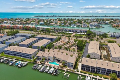 Townhouse in Saint Petersburg, Florida 4 bedrooms, 275.92 sq.m. № 2112317 - photo 2