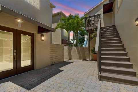 Townhouse in Saint Petersburg, Florida 4 bedrooms, 275.92 sq.m. № 2112317