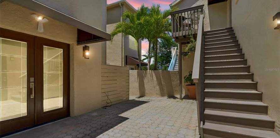 Townhouse in Saint Petersburg, Florida 4 bedrooms, 275.92 sq.m. № 2112317