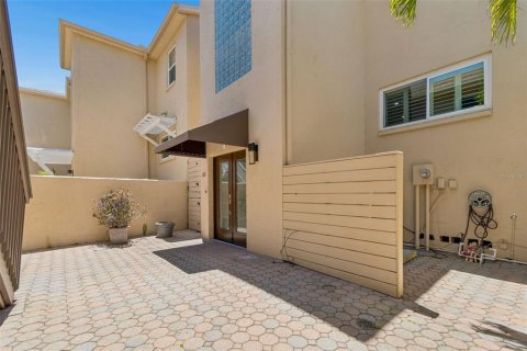 Townhouse in Saint Petersburg, Florida 4 bedrooms, 275.92 sq.m. № 2112317 - photo 6