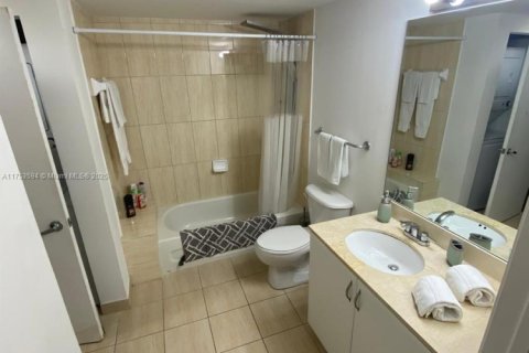 Condo in Miami, Florida, 1 bedroom  № 1940547 - photo 4