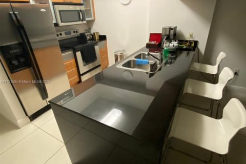 Condo in Miami, Florida, 1 bedroom  № 1940547 - photo 5