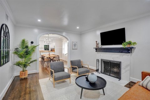 Casa en venta en Hollywood, Florida, 5 dormitorios, 162.58 m2 № 1944684 - foto 1
