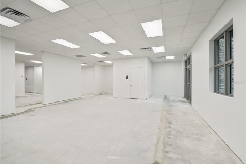 Propiedad comercial en alquiler en Lady Lake, Florida, 355.91 m2 № 714817 - foto 21