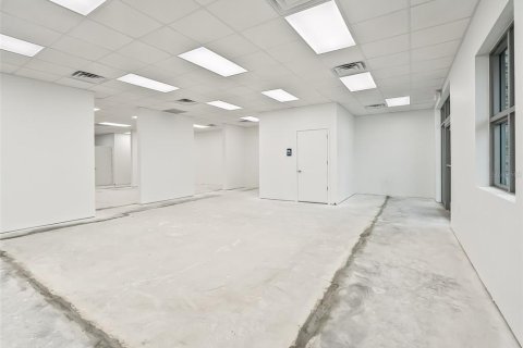 Propiedad comercial en alquiler en Lady Lake, Florida, 355.91 m2 № 714817 - foto 25