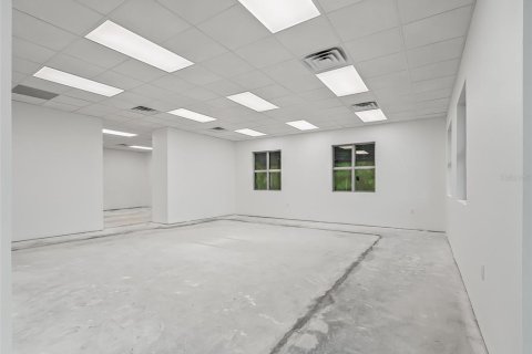 Propiedad comercial en alquiler en Lady Lake, Florida, 355.91 m2 № 714817 - foto 28