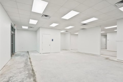 Propiedad comercial en alquiler en Lady Lake, Florida, 355.91 m2 № 714817 - foto 16