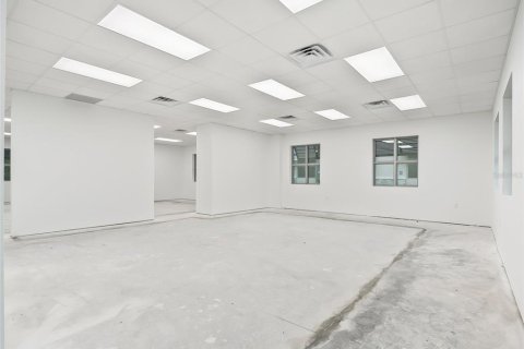 Propiedad comercial en alquiler en Lady Lake, Florida, 355.91 m2 № 714817 - foto 15