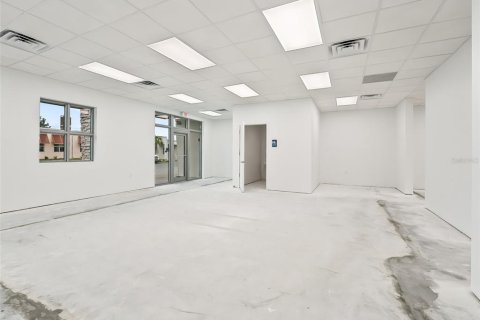 Propiedad comercial en alquiler en Lady Lake, Florida, 355.91 m2 № 714817 - foto 29