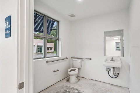 Propiedad comercial en alquiler en Lady Lake, Florida, 355.91 m2 № 714817 - foto 27