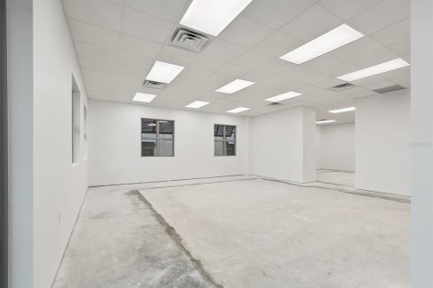 Propiedad comercial en alquiler en Lady Lake, Florida, 355.91 m2 № 714817 - foto 24