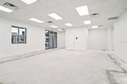 Propiedad comercial en alquiler en Lady Lake, Florida, 355.91 m2 № 714817 - foto 17