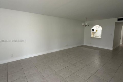 Снять в аренду кондоминиум в Уэстон, Флорида 3 спальни, 114.08м2, № 2060864 - фото 9