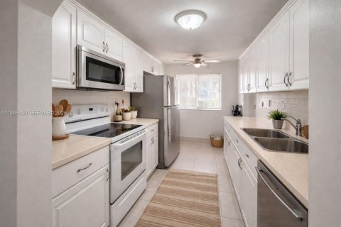 Снять в аренду кондоминиум в Уэстон, Флорида 3 спальни, 114.08м2, № 2060864 - фото 23