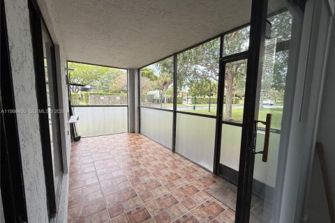 Снять в аренду кондоминиум в Уэстон, Флорида 3 спальни, 114.08м2, № 2060864 - фото 7