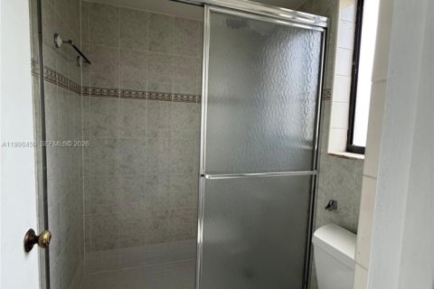 Снять в аренду кондоминиум в Уэстон, Флорида 3 спальни, 114.08м2, № 2060864 - фото 12