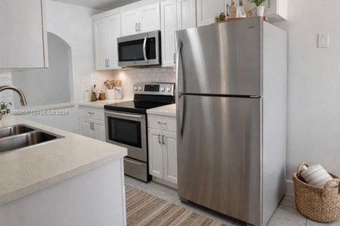 Снять в аренду кондоминиум в Уэстон, Флорида 3 спальни, 114.08м2, № 2060864 - фото 25