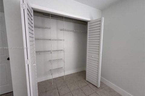 Снять в аренду кондоминиум в Уэстон, Флорида 3 спальни, 114.08м2, № 2060864 - фото 3