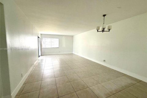 Снять в аренду кондоминиум в Уэстон, Флорида 3 спальни, 114.08м2, № 2060864 - фото 14