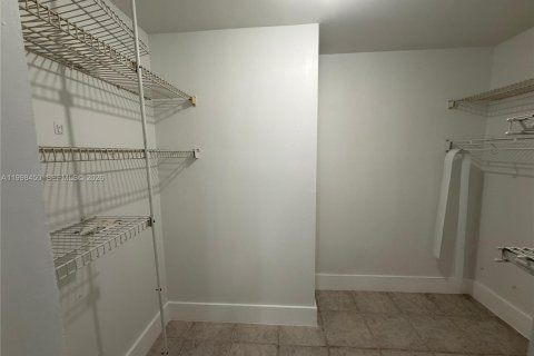 Снять в аренду кондоминиум в Уэстон, Флорида 3 спальни, 114.08м2, № 2060864 - фото 13