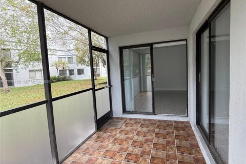 Снять в аренду кондоминиум в Уэстон, Флорида 3 спальни, 114.08м2, № 2060864 - фото 16