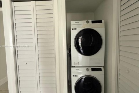 Снять в аренду кондоминиум в Уэстон, Флорида 3 спальни, 114.08м2, № 2060864 - фото 6