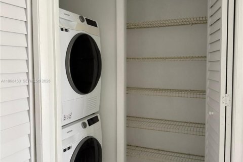 Снять в аренду кондоминиум в Уэстон, Флорида 3 спальни, 114.08м2, № 2060864 - фото 10