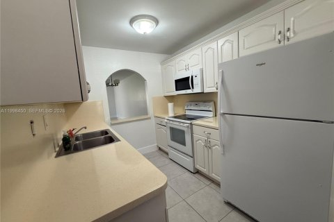 Снять в аренду кондоминиум в Уэстон, Флорида 3 спальни, 114.08м2, № 2060864 - фото 5