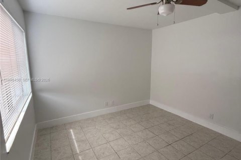 Снять в аренду кондоминиум в Уэстон, Флорида 3 спальни, 114.08м2, № 2060864 - фото 18