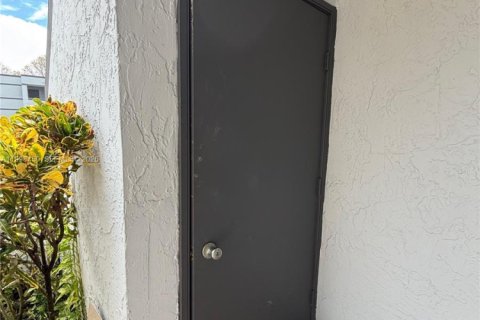 Снять в аренду кондоминиум в Уэстон, Флорида 3 спальни, 114.08м2, № 2060864 - фото 2