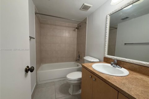 Снять в аренду кондоминиум в Уэстон, Флорида 3 спальни, 114.08м2, № 2060864 - фото 4